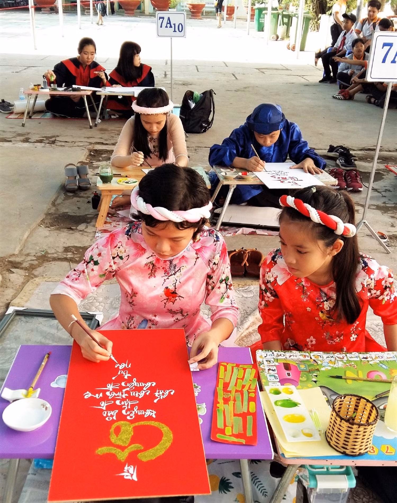Học sinh tham gia cuộc thi thư pháp mừng ngày 20/11. Ảnh: Sở GDĐT An Giang cung cấp. Học sinh tham gia cuộc thi thư pháp mừng ngày 20/11. Ảnh: Sở GDĐT An Giang cung cấp.