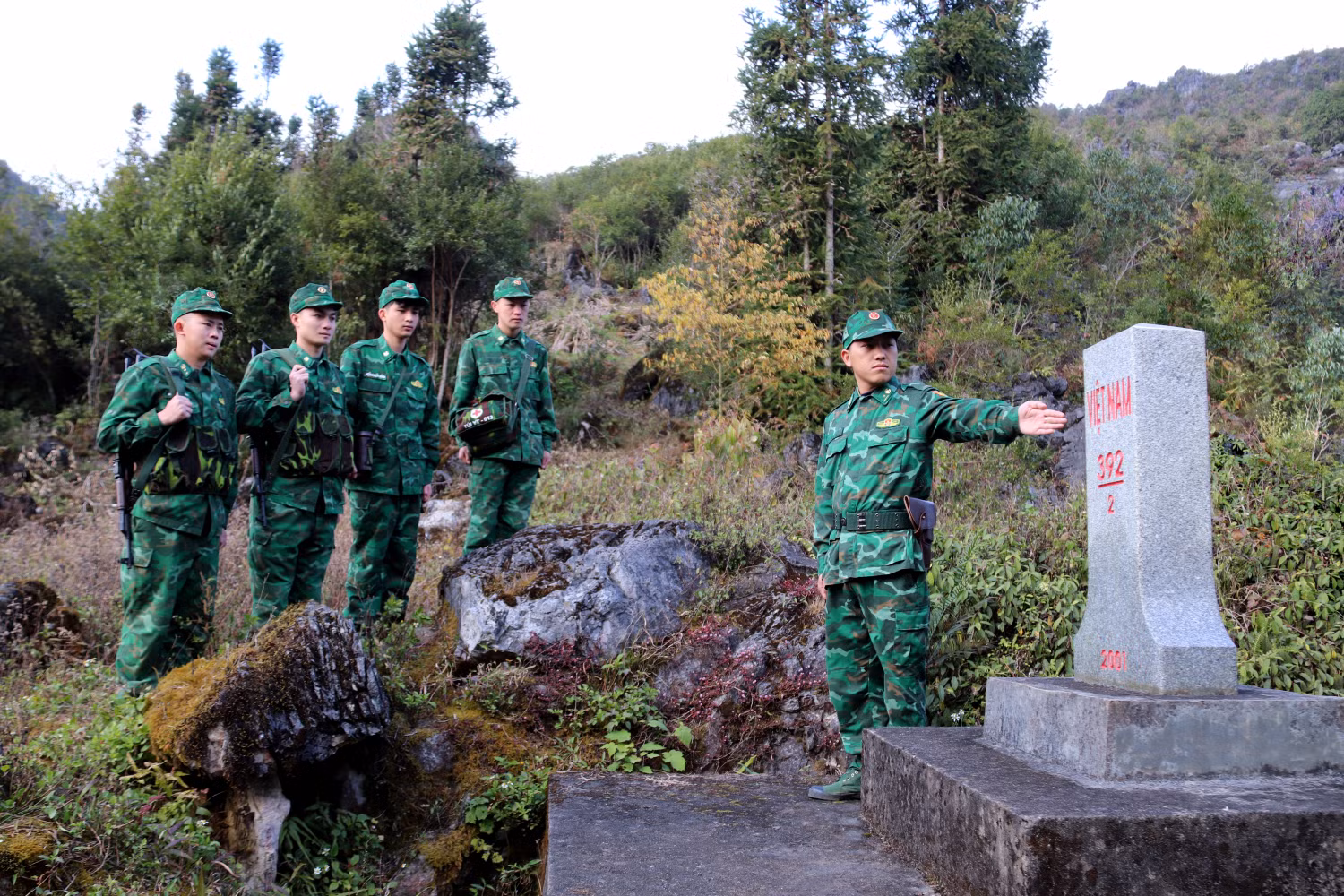 Các chiến sĩ Đồn Biên phòng Phó Bảng trong khi làm nhiệm vụ tuần tra biên giới. Ảnh: Thành An. Các chiến sĩ Đồn Biên phòng Phó Bảng trong khi làm nhiệm vụ tuần tra biên giới. Ảnh: Thành An.