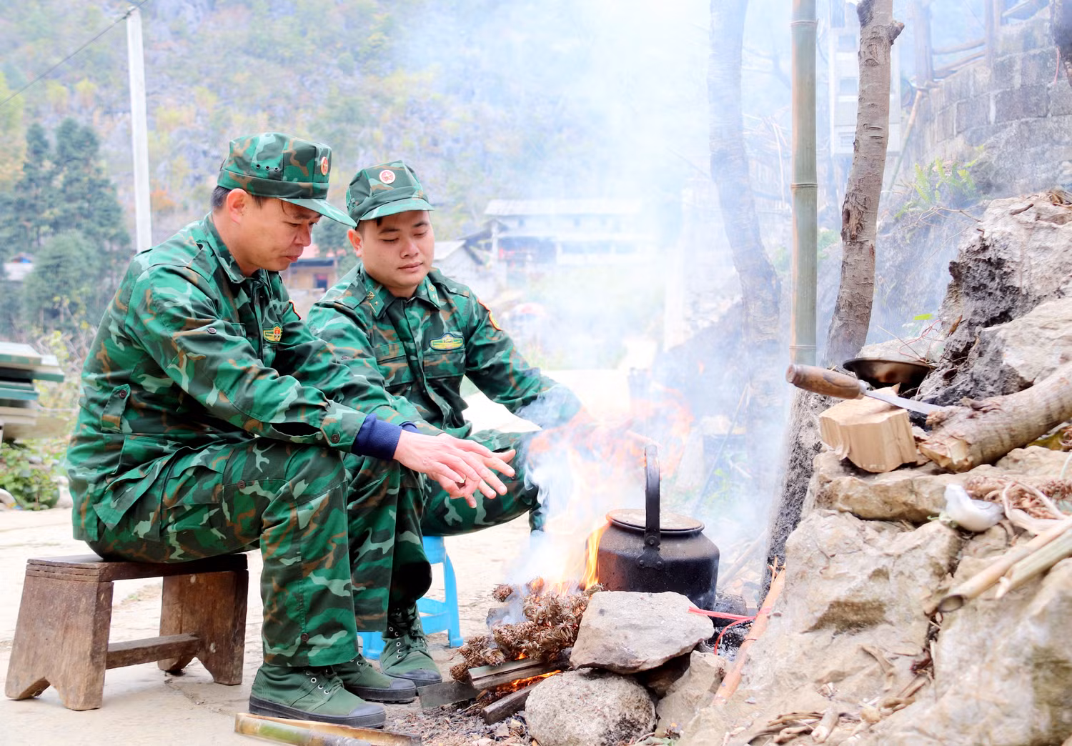 Thiếu tá Đỗ Thanh Tùng (bên trái) - nhân viên đội Trinh sát (Đồn Biên phòng Phó Bảng) tâm sự về ký ức năm đầu tiên trực Tết. Ảnh: Thành An. Thiếu tá Đỗ Thanh Tùng (bên trái) - nhân viên đội Trinh sát (Đồn Biên phòng Phó Bảng) tâm sự về ký ức năm đầu tiên trực Tết. Ảnh: Thành An.
