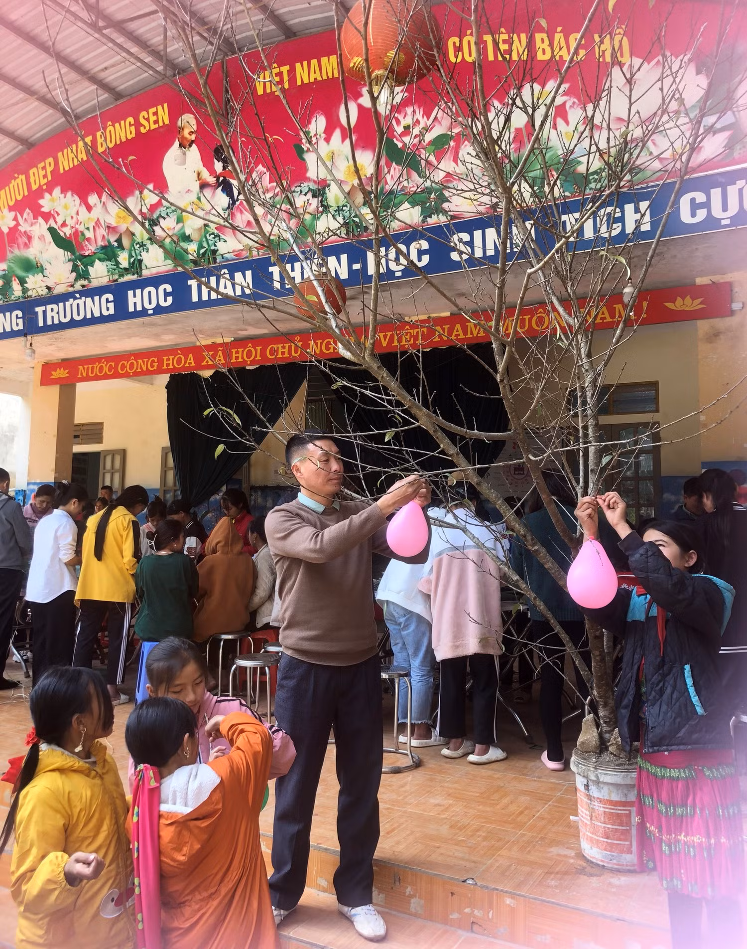 Thầy trò cùng nhau trang trí cho không khí xuân tràn ngập không gian nhà trường. Ảnh: NTCC