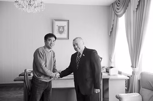 Ngày 19 tháng 3 năm 2014, Phó Chủ tịch Quốc hội Crimea trả lời phỏng vấn phóng viên tờ "Thời báo Hoàn Cầu" Trung Quốc