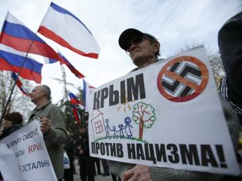 Ngày 6 tháng 3 năm 2014, người dân thân Nga tập trung ở thủ phủ Simferopol, Crimea giơ biểu ngữ "Crimea chống phát xít".