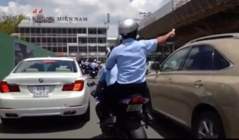 Dẹp xe đang đi trên đường