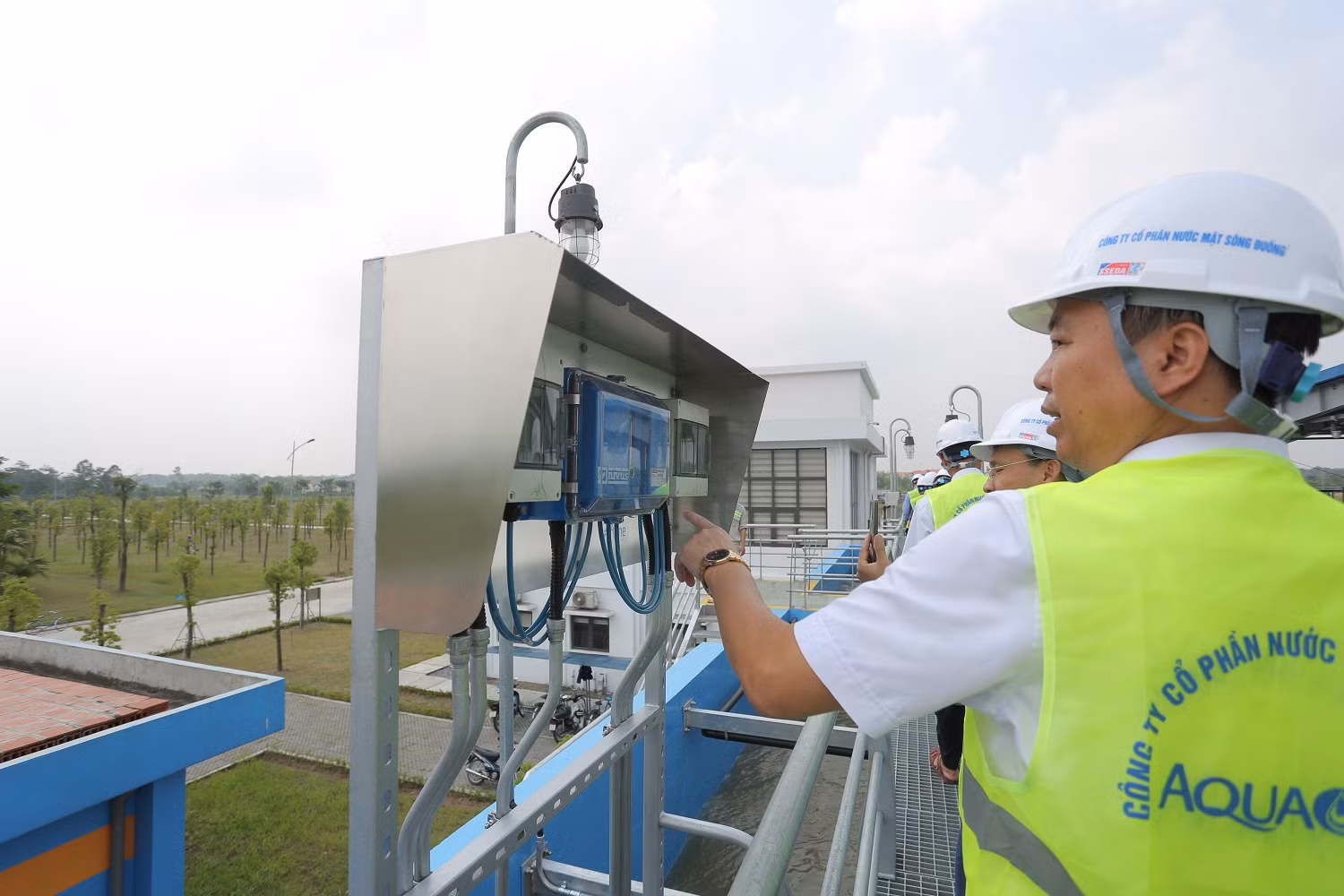 Các nhà lãnh đạo Aquaone đã rất nỗ lực hoàn thành tiến độ giai đoạn 1 của nhà máy sớm hơn dự kiến tới 2 năm để có nước sạch phục vụ người dân. Ngài Torsten Bonew - Thị trưởng thứ nhất Thành phố Leipzig (Đức) khi đến thăm Nhà máy nước mặt Sông Đuống: "Chỉ trong chưa đầy hai năm mà các bạn xây dựng được công trình như thế này là rất phi thường và chúng tôi rất khâm phục các bạn".