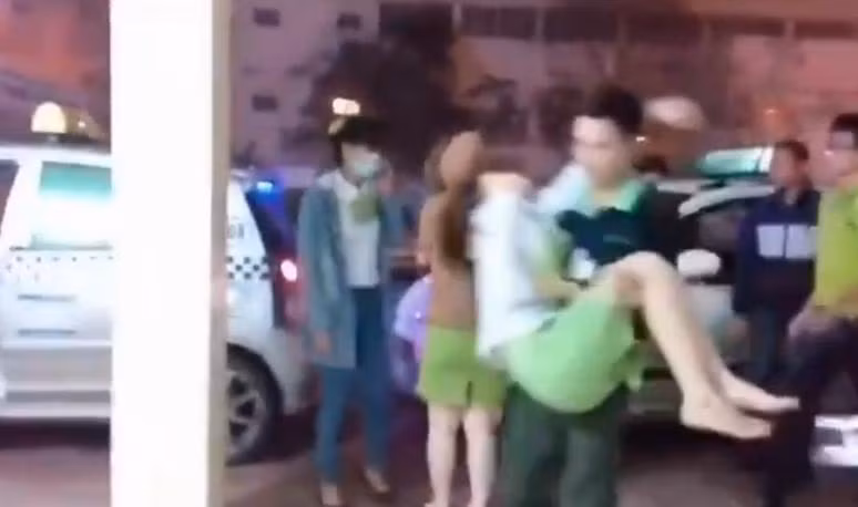 Cảnh vội vã đưa nạn nhân đi cấp cứu. Cảnh vội vã đưa nạn nhân đi cấp cứu.