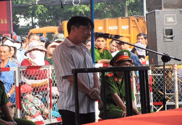 Kẻ giết người tàn ác hôn gió tạm biệt người thân tại phiên xử án ảnh 1