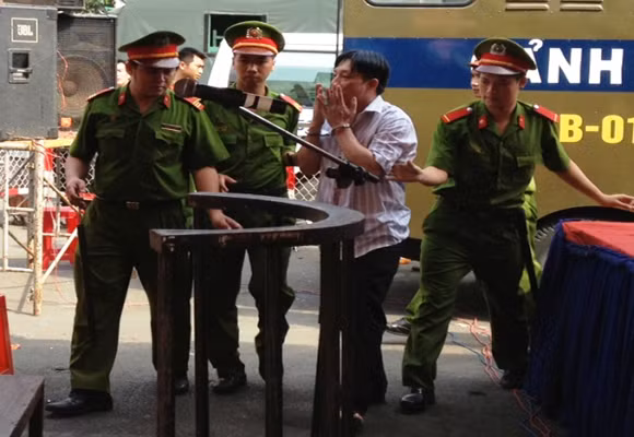 Kẻ giết người tàn ác hôn gió tạm biệt người thân tại phiên xử án ảnh 2