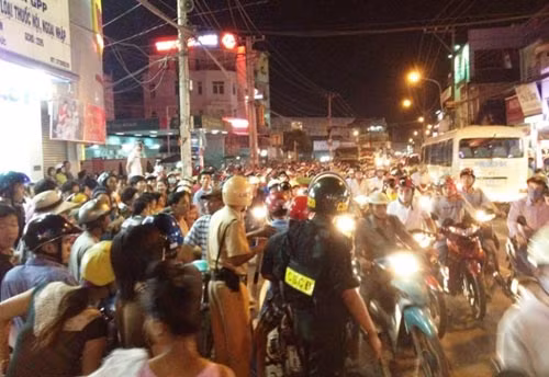 Nín thở xem CA bắt cướp cố thủ trong nhà dân, Tin tức trong ngày, bat cuop, cuop giat, cong an bat cuop, co thu, rinh moi, binh duong, bao, tin tuc, tin hot, tin hay, vn