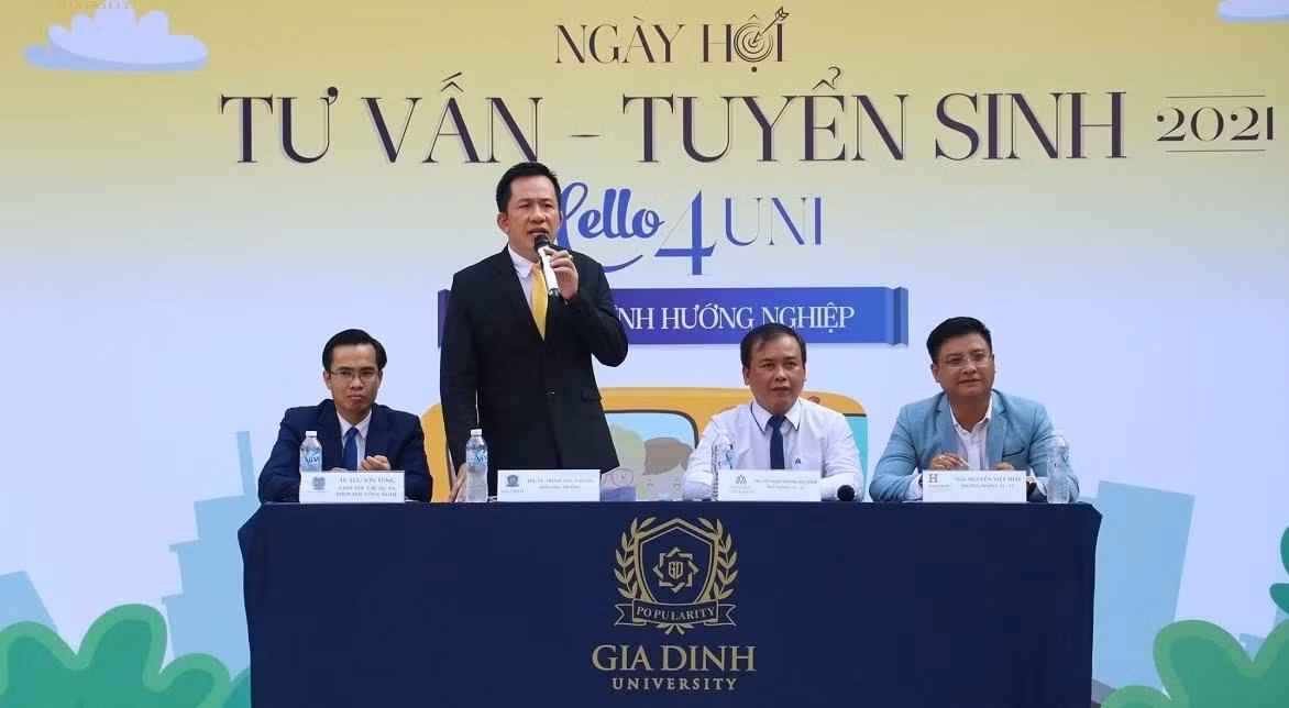 Thạc sĩ, Luật sư Trịnh Hữu Chung - Phó Hiệu trưởng Trường đại học Gia Định (ảnh đứng) cho rằng, nếu không có được sự “tử tế” trong giáo dục thì nó sẽ ảnh hưởng rất lớn đến tương lai của ngành giáo dục của nước ta sau này. Ảnh: giadinh.edu.vn Thạc sĩ, Luật sư Trịnh Hữu Chung - Phó Hiệu trưởng Trường đại học Gia Định (ảnh đứng) cho rằng, nếu không có được sự “tử tế” trong giáo dục thì nó sẽ ảnh hưởng rất lớn đến tương lai của ngành giáo dục của nước ta sau này. Ảnh: giadinh.edu.vn