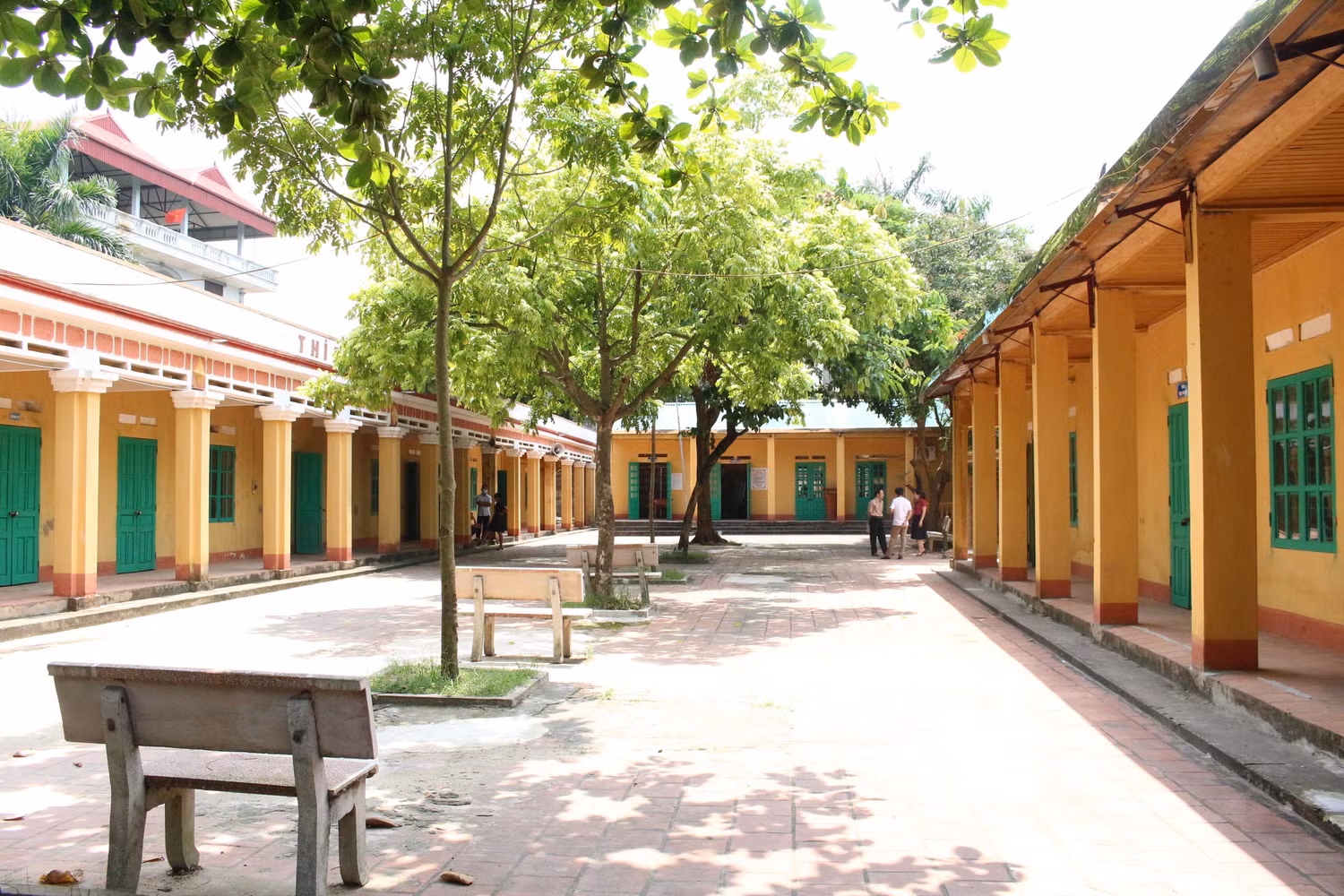 Khuôn viên sân trường được cải tạo lại sạch sẽ, thoáng đãng. Hầu hết những hạng mục xuống cấp được nhà trường nâng cấp, hoàn thiện xong từ ngày 6/5/2021. Ảnh: Trung Dũng