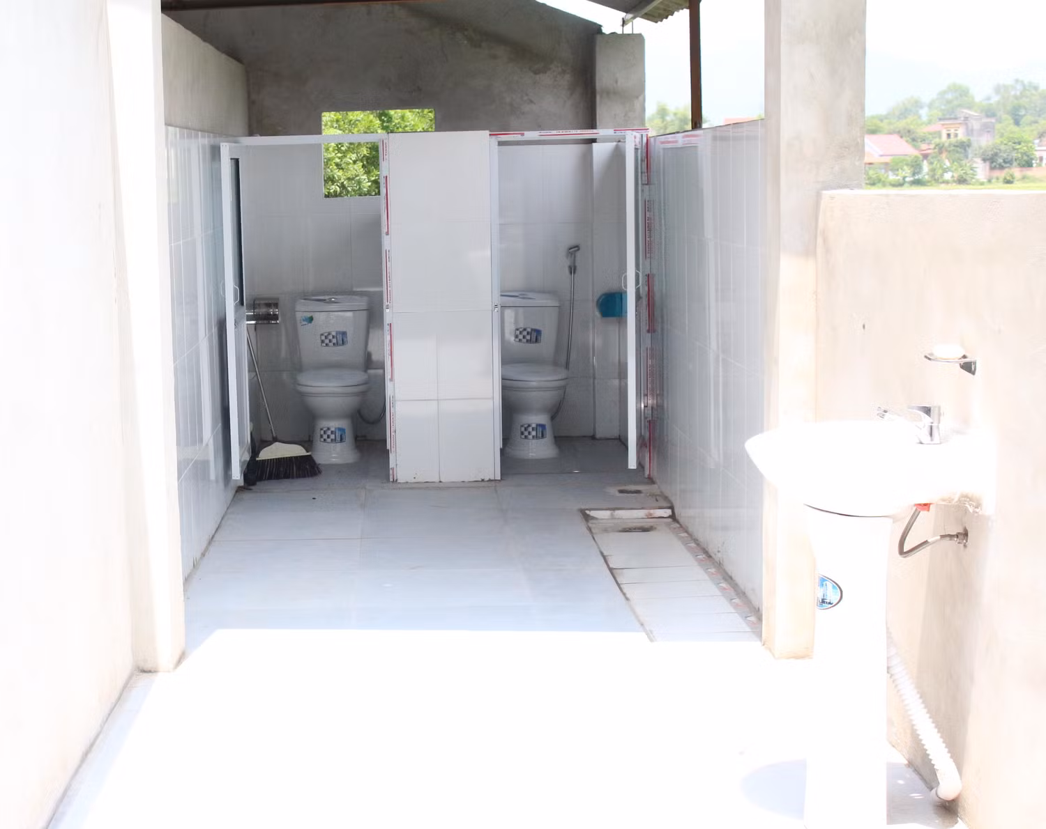 Khu vệ sinh cả nam và nữ đều được tôn tạo, lắp thiết bị mới. Ảnh: Trung Dũng