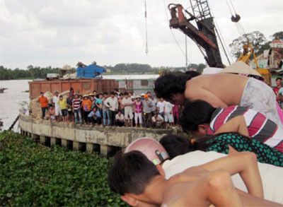 Khi giật được túi tiền, tên cướp giật nhảy sông để đào tẩu nhưng cuối cùng vẫn không thoát (ảnh minh họa)