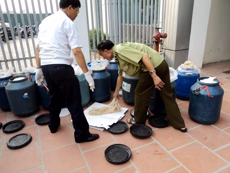 Lái xe là Bùi Ngọc Dương (ở Gia Lâm, Hà Nội) đã bị tạm giữ, còn chủ hàng đã bỏ trốn.