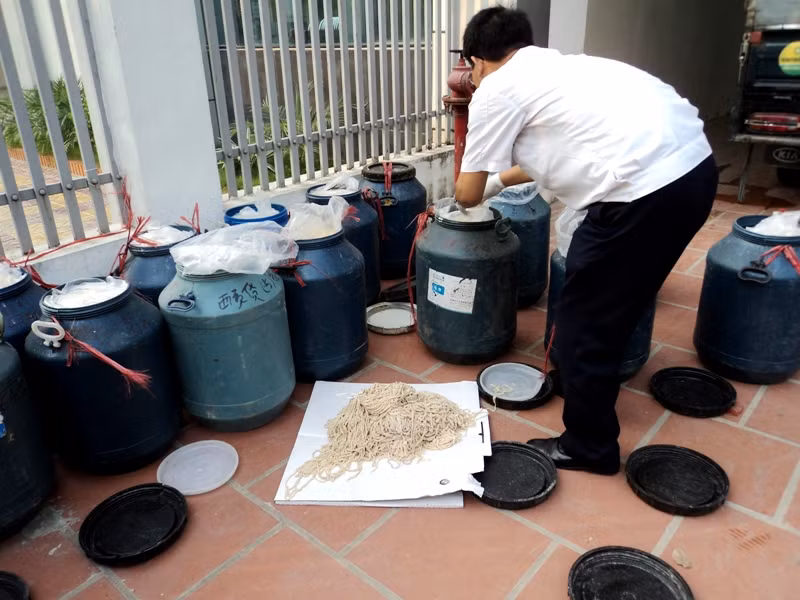 Nói về phương hướng xử lý, ông Hùng cho biết, số hàng này sẽ được tiêu hủy, lái xe sẽ bị xử phạt hành chính từ 1 – 2 triệu đồng vì lỗi vận chuyển này.