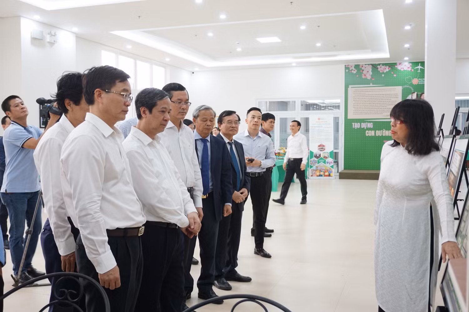 Bộ trưởng Nguyễn Kim Sơn và đoàn công tác Bộ Giáo dục và Đào tạo đã có chuyến thăm và làm việc với Trường Đại học Đông Á. Bộ trưởng Nguyễn Kim Sơn và đoàn công tác Bộ Giáo dục và Đào tạo đã có chuyến thăm và làm việc với Trường Đại học Đông Á.