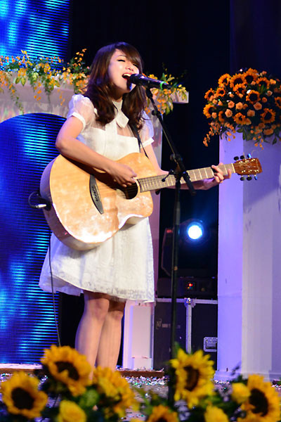 Thái Trinh vừa đàn vừa hát. Rời cuộc thi The Voice, thí sinh đội Hà Hồ vẫn tràn đầy cảm hứng sáng tác và đắt sô diễn.