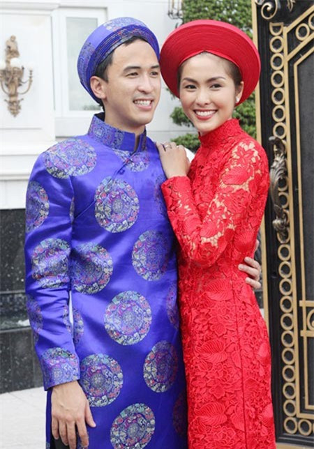 Cô dâu, chú rể trong trang phục truyền thống của người Việt Nam