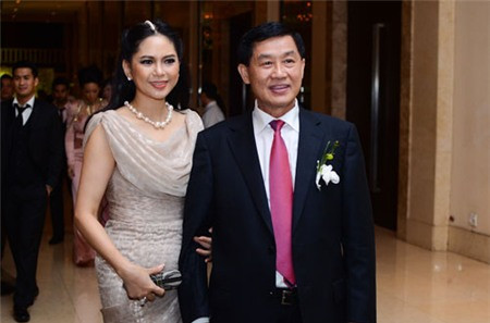 Vợ chồng ông Jonathan Hạnh Nguyễn và bà Thủy Tiê