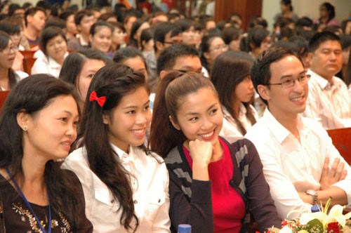 Ai cũng dễ dàng nhận ra Tăng Thanh Hà và cô em chồng Thảo Tiên (ngồi giữa) với nụ cười tươi tắn Ai cũng dễ dàng nhận ra Tăng Thanh Hà và cô em chồng Thảo Tiên (ngồi giữa) với nụ cười tươi tắn