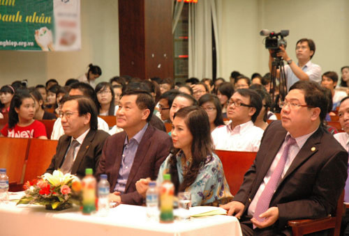 Bố mẹ chồng của Tăng Thanh Hà (ngồi giữa) Bố mẹ chồng của Tăng Thanh Hà (ngồi giữa)