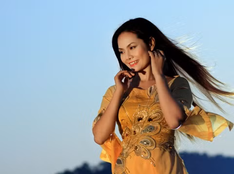 Đoạt giải Nhất dòng nhạc dân gian tại Sao Mai 2011, Lương Nguyệt Anh - cô ca sỹ trẻ đến từ Bắc Giang đã "tăng tốc" thực hiện trong vòng 2 tháng để cho ra đời sản phẩm DVD đầu tay của cô có tựa đề "Bờ sông vẫn gió". Dự án này được sự hướng dẫn nhiệt tình của NSND Thu Hiền, NSND Thanh Hoa cùng sự hỗ trợ nhiệt tình của các nhạc sỹ danh tiếng như Quang Vinh, Xuân Thủy... Lương Nguyệt Anh đã gần như "lột xác".
