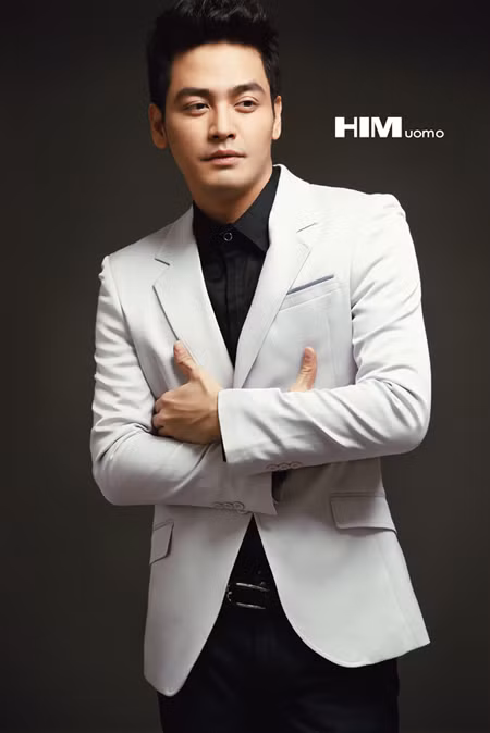 “Xin lỗi cả nhà vụ “không mặc quần”! Cái này chụp cách đây hai năm tự dưng bạn nào lại moi ra mua vui cho thiên hạ. Các bác cứ cười cho đời nó vui đi vì em xin hứa, xin thề, xin bảo đảm là không có lần hai đâu”, MC Phan Anh chia sẻ trên Facebook. Ngoài việc gửi lời xin lỗi chân thành tới mọi người, Phan Anh coi đây là một tai nạn đáng tiếc, một bài học đắt giá và hứa sẽ không bao giờ lặp lại. Thông điệp của Phan Anh trên Facebook nhận được nhiều "comment" thông cảm. (Theo Đất Việt)