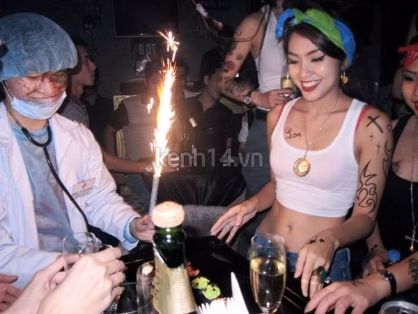 Có thể thấy dù bận rộn với công việc kinh doanh, nhưng Louis vẫn luôn dành thời gian cho Tăng Thanh Hà. Tăng Thanh Hà và Louis đồng loạt hóa trang để chơi Halloween