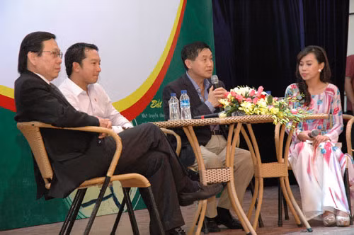 Ông Jonathan Hạnh Nguyễn (thứ ba từ trái) chia sẻ trong buổi giao lưu Ông Jonathan Hạnh Nguyễn (thứ ba từ trái) chia sẻ trong buổi giao lưu