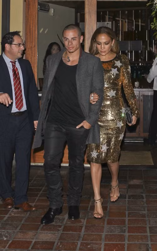 Jennifer Lopez bị bắt gặp đang tay trong tay với bạn trai Casper Smart ở West Hollywood tối 15/3. Trong bài phỏng vấn với tạp chí Vogue, Jennifer Lopez chia sẻ: "Anh ấy là một người rất tuyệt vời." Jennifer Lopez bị bắt gặp đang tay trong tay với bạn trai Casper Smart ở West Hollywood tối 15/3. Trong bài phỏng vấn với tạp chí Vogue, Jennifer Lopez chia sẻ: "Anh ấy là một người rất tuyệt vời."