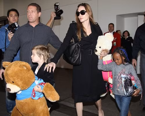 Angelina Jolie vừa đưa các con Shiloh và Zahara xuống tới sân bay quốc tế Los Angeles chiều thứ Năm. Hai cô con gái mỗi người cầm một con gấu bông rất to. Angelina Jolie vừa đưa các con Shiloh và Zahara xuống tới sân bay quốc tế Los Angeles chiều thứ Năm. Hai cô con gái mỗi người cầm một con gấu bông rất to.