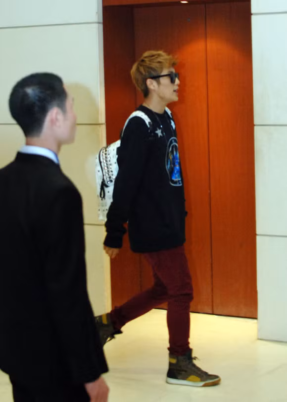 Yoon Doo Joon vừa đi vừa nói chuyện..