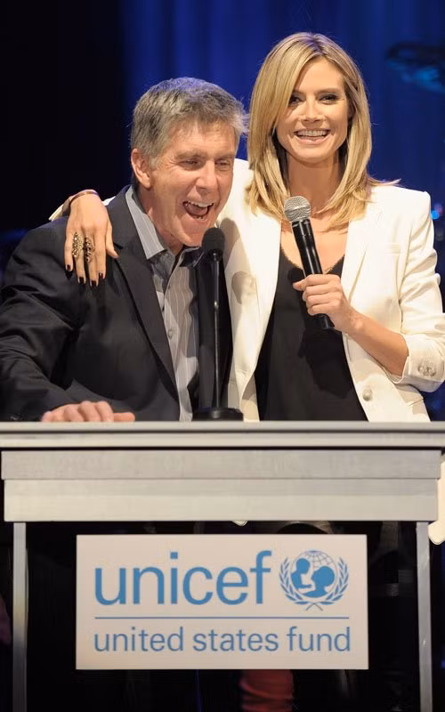 Heidi Klum và Tom Hanks vừa cùng nhau xuất hiện tại buổi biểu diễn của các ngôi sao hàng đầu cho UNICEF tại nhà hát El Rey, Los Angeles hôm 15/3. Heidi Klum và Tom Hanks vừa cùng nhau xuất hiện tại buổi biểu diễn của các ngôi sao hàng đầu cho UNICEF tại nhà hát El Rey, Los Angeles hôm 15/3.