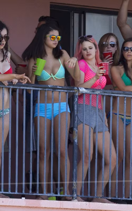 Tất nhiên, đó chỉ là hình ảnh trong khuôn khổ quảng bá cho phim "Spring Breakers". Các cô gái diện bikini đủ màu, vui đùa thoải mái trên ban công của trường quay.
