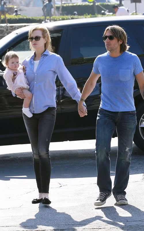 Nữ diễn viên nổi tiếng Nicole Kidman vừa bị bắt gặp tay trong tay với Keith Urban tại Los Angeles để tận hưởng bữa ăn trưa hiếm hoi trong lịch trình dày đặc của mình. Cô cũng đưa cháu gái Faith Margaret theo cùng. Hiện Nicole Kidman đang bận rộn với dự án phim "The Paperboy" với bạn diễn Zac Efron.