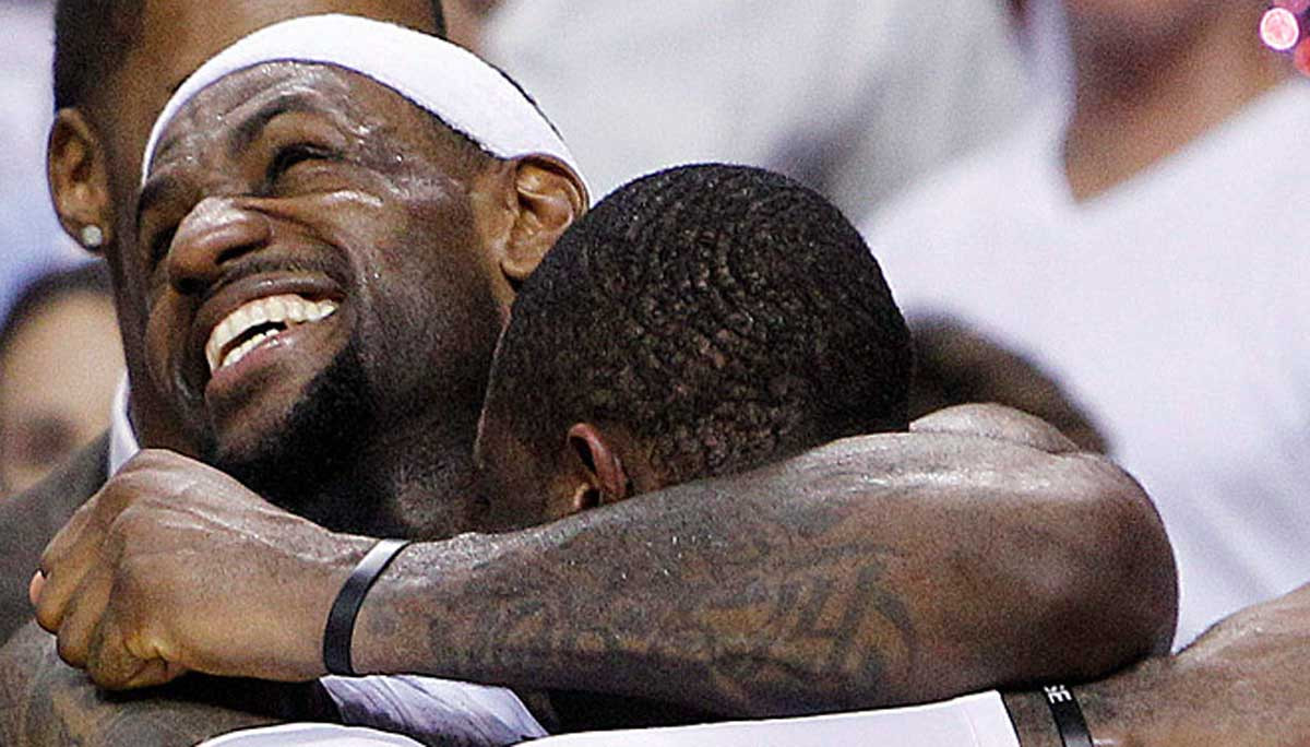 Trong khi Dwyane Wade có lần thứ 2 đăng quang cùng Heat, đây là lần đầu tiên Chris Bosh cùng với LeBron James (ảnh) có được chiếc nhẫn vô địch NBA. Đặc biệt là James, người được lựa chọn số 1 tại NBA Draft 2003, một cựu cầu thủ bóng rổ nổi tiếng ngay từ trung học, được lên bìa tạp chí thể thao từ năm 16 tuổi và được coi là một “Michael Jordan mới” (anh đeo áo số 23 để tôn kính Jordan).