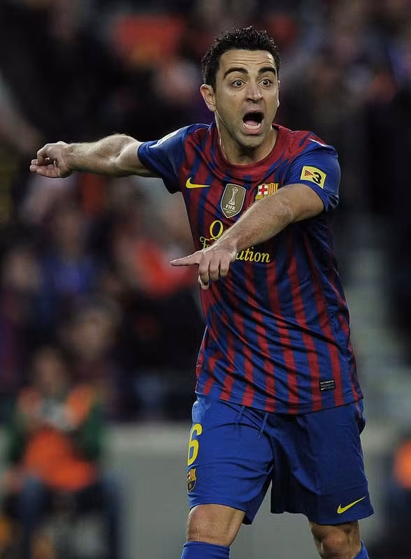 16. Tây Ban Nha - Xavi: Khi bạn xem Barcelona thi đấu, bạn thực chất đang xem Xavi soạn nhạc. Đó là điều cũng xảy ra ở ĐTQG, nơi Xavi là trung tâm. Tất nhiên là anh đang được phủ quanh bởi những cầu thủ xuất sắc nhất thế giới, nhưng ai có thể sánh bằng số đường chuyền chính xác và số km mà anh di chuyển trên sân trong mỗi trận đấu? Xavi là quả tim của La Roja, và nếu như La Roja có nguy cơ phải chết, Xavi chính là máy trợ tim. 16. Tây Ban Nha - Xavi: Khi bạn xem Barcelona thi đấu, bạn thực chất đang xem Xavi soạn nhạc. Đó là điều cũng xảy ra ở ĐTQG, nơi Xavi là trung tâm. Tất nhiên là anh đang được phủ quanh bởi những cầu thủ xuất sắc nhất thế giới, nhưng ai có thể sánh bằng số đường chuyền chính xác và số km mà anh di chuyển trên sân trong mỗi trận đấu? Xavi là quả tim của La Roja, và nếu như La Roja có nguy cơ phải chết, Xavi chính là máy trợ tim.