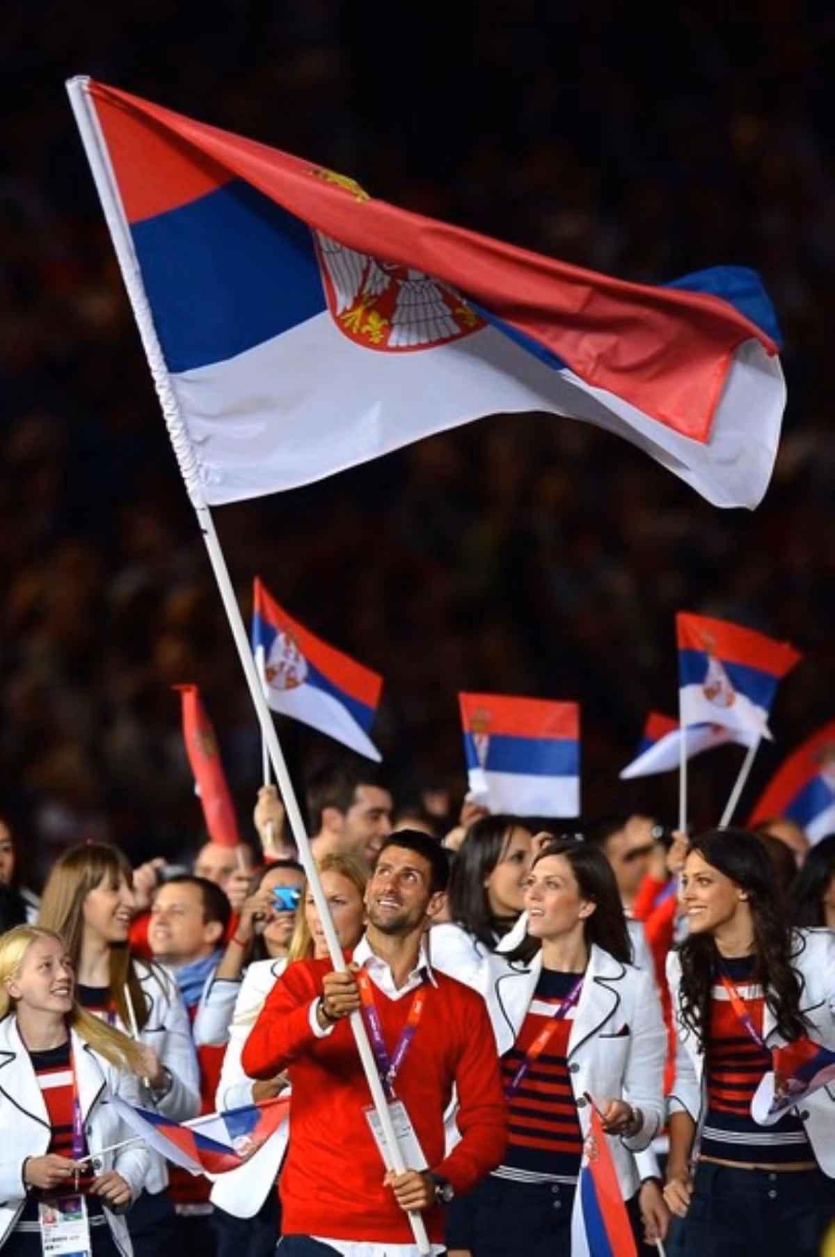 Novak Djokovic dẫn đầu đoàn Serbia.