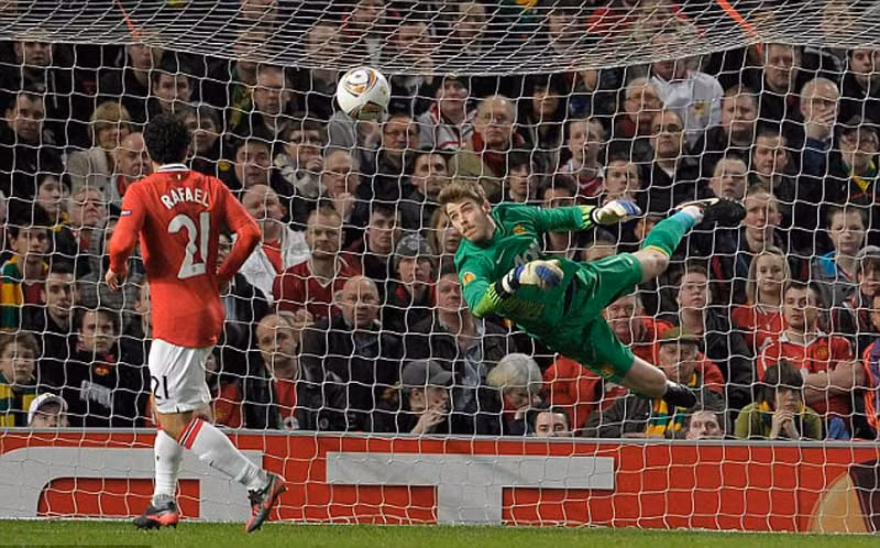 De Gea bay người đấm cú dứt điểm hiểm hóc của De Jong