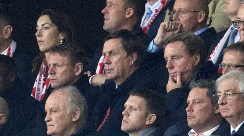 Harry Redknapp cùng với Stuart Pearce có mặt trên khán đài để khảo sát các tuyển thủ Hà Lan trong thành phần Ajax