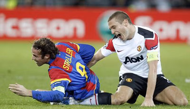 2. Một thương binh khác là Nemanja Vidic của Manchester United được dự báo là sẽ trở lại sớm hơn dự kiến. Vidic bị rách dây chằng trong trận thua của Man Utd trước FC Basel ở Champions League đầu tháng 12 năm ngoái và được chẩn đoán là sẽ nghỉ hết mùa giải. Tuy nhiên tiến độ hồi phục của Vidic đang nhanh hơn dự kiến và anh hoàn toàn có thể trở lại vào cuối mùa bóng. 2. Một thương binh khác là Nemanja Vidic của Manchester United được dự báo là sẽ trở lại sớm hơn dự kiến. Vidic bị rách dây chằng trong trận thua của Man Utd trước FC Basel ở Champions League đầu tháng 12 năm ngoái và được chẩn đoán là sẽ nghỉ hết mùa giải. Tuy nhiên tiến độ hồi phục của Vidic đang nhanh hơn dự kiến và anh hoàn toàn có thể trở lại vào cuối mùa bóng.