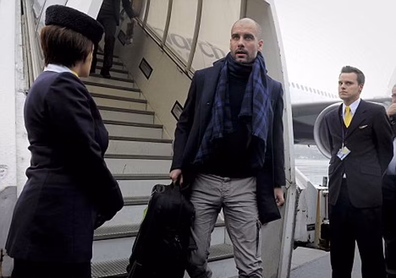 5. Pep Guardiola đang khiến Barcelona thấp thỏm vì chưa chịu gia hạn hợp đồng. Đến mùa hè này thì chiến lược gia trẻ tuổi sẽ trở thành người tự do và đến lúc này không ít đội bóng hàng đầu ở châu Âu đã nhắm ông vào vị trí HLV trưởng. Nguyên nhân mà Pep đưa ra là bởi ông muốn có động lực làm việc, không bao giờ để mình cảm thấy tự mãn với một bản hợp đồng dài hạn cùng khoản bồi thường cao. Barca hiện đã lọt vào chung kết Cúp nhà vua, đặt một chân vào tứ kết Champions League nhưng lại bị Real bỏ xa tới 10 điểm ở La Liga, khiến tương lai của Guardiola càng trở nên mù mịt hơn. 5. Pep Guardiola đang khiến Barcelona thấp thỏm vì chưa chịu gia hạn hợp đồng. Đến mùa hè này thì chiến lược gia trẻ tuổi sẽ trở thành người tự do và đến lúc này không ít đội bóng hàng đầu ở châu Âu đã nhắm ông vào vị trí HLV trưởng. Nguyên nhân mà Pep đưa ra là bởi ông muốn có động lực làm việc, không bao giờ để mình cảm thấy tự mãn với một bản hợp đồng dài hạn cùng khoản bồi thường cao. Barca hiện đã lọt vào chung kết Cúp nhà vua, đặt một chân vào tứ kết Champions League nhưng lại bị Real bỏ xa tới 10 điểm ở La Liga, khiến tương lai của Guardiola càng trở nên mù mịt hơn.