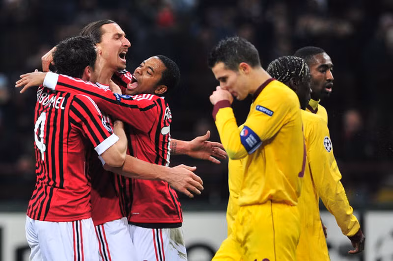 3. Zlatan Ibrahimovic vừa cho tờ The Sun biết nếu anh là Robin Van Persie, anh đã rời khỏi Arsenal để đi tìm thành công cho riêng mình. “Khi anh không giành được thứ gì trong nhiều năm, mọi người sẽ hiểu lý do vì sao anh phải ra đi giống như Cesc Fabregas. Bóng đá là chiến thắng, nếu không chiến thắng thì hãy ra đi để tìm kiếm nó”. Nên nhớ rằng Ibrahimovic từng là mục tiêu chuyển nhượng của chính Arsenal vào năm 2000. 3. Zlatan Ibrahimovic vừa cho tờ The Sun biết nếu anh là Robin Van Persie, anh đã rời khỏi Arsenal để đi tìm thành công cho riêng mình. “Khi anh không giành được thứ gì trong nhiều năm, mọi người sẽ hiểu lý do vì sao anh phải ra đi giống như Cesc Fabregas. Bóng đá là chiến thắng, nếu không chiến thắng thì hãy ra đi để tìm kiếm nó”. Nên nhớ rằng Ibrahimovic từng là mục tiêu chuyển nhượng của chính Arsenal vào năm 2000.