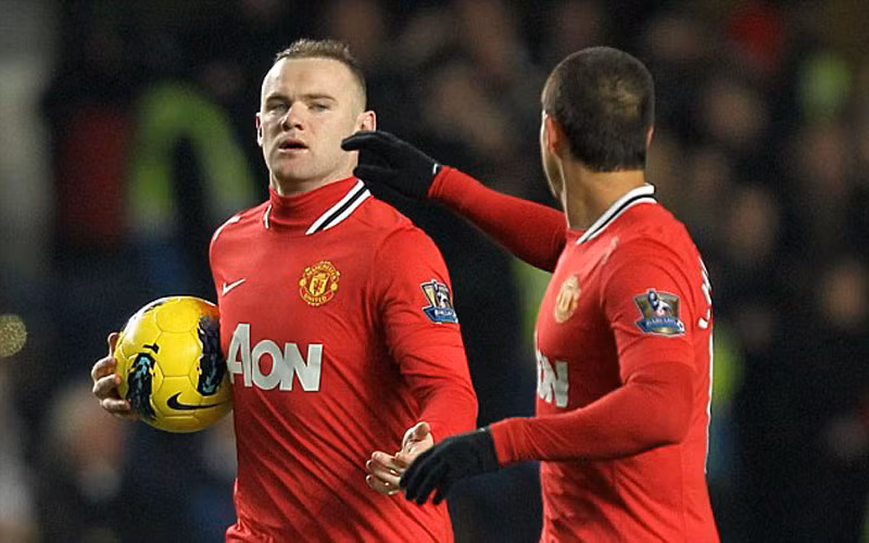 Phút 58, Sturridge phạm lỗi với Evra trong vòng cấm địa Chelsea. Rooney bước lên và thực hiện chính xác quả phạt đền.