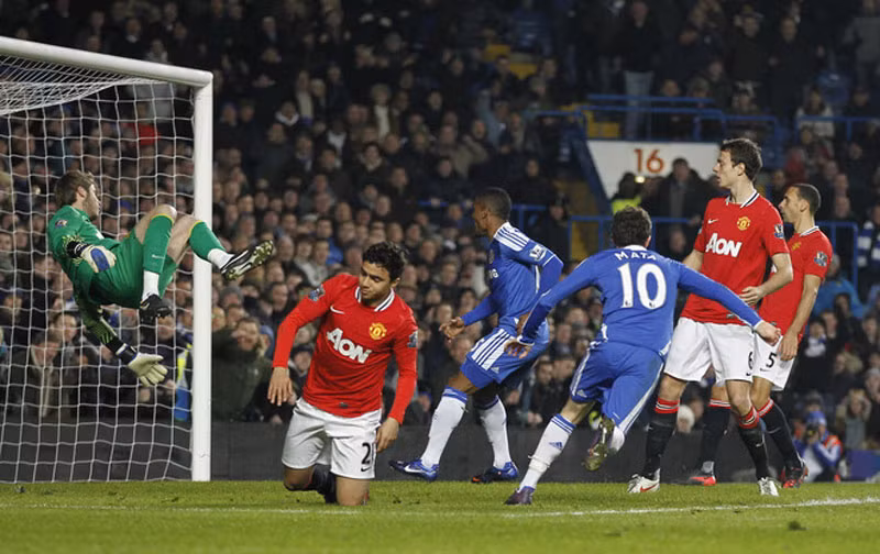 Ngay đầu hiệp 2, Mata có cú vô-lê tung lưới De Gea sau quả tạt cực đẹp của Torres