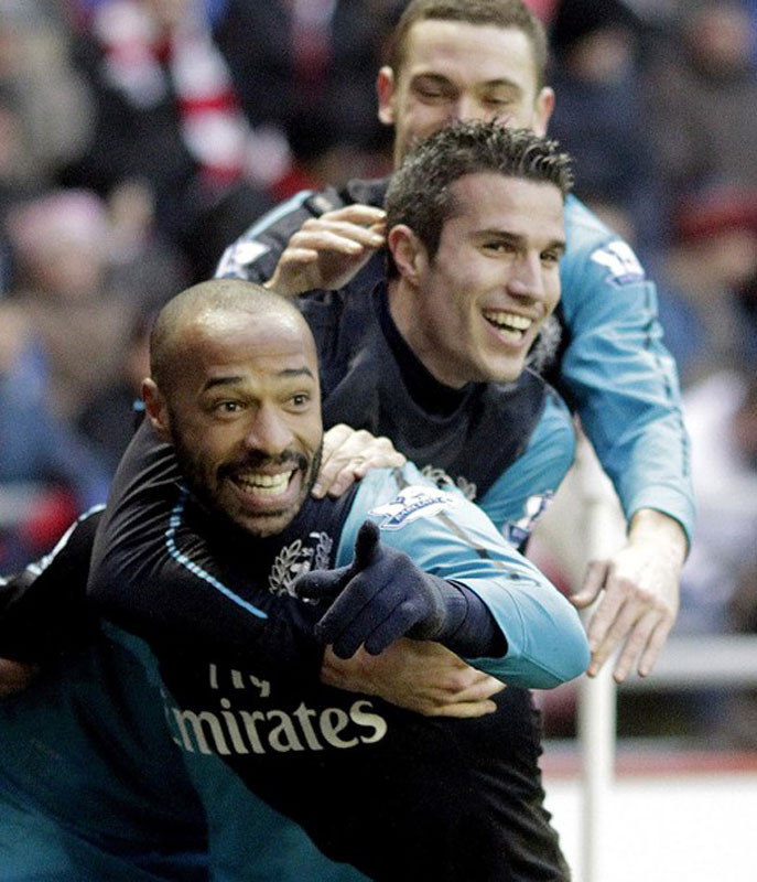 San Siro có lẽ không phải là lợi thế của Milan trong chuyến viếng thăm của Arsenal đêm nay. Các Pháo thủ đã từng thắng 2-0 tại đây cách đây 4 năm do công của Cesc Fabregas và Emmanuel Adebayor. Robin Van Persie vẫn đang có phong độ cao trong khi họ vừa có một thắng lợi quan trọng cả về kết quả lẫn tinh thần (lội ngược dòng phút cuối trước Sunderland để lọt vào top 4), do đó Milan sẽ khó mà giữ sạch lưới. San Siro có lẽ không phải là lợi thế của Milan trong chuyến viếng thăm của Arsenal đêm nay. Các Pháo thủ đã từng thắng 2-0 tại đây cách đây 4 năm do công của Cesc Fabregas và Emmanuel Adebayor. Robin Van Persie vẫn đang có phong độ cao trong khi họ vừa có một thắng lợi quan trọng cả về kết quả lẫn tinh thần (lội ngược dòng phút cuối trước Sunderland để lọt vào top 4), do đó Milan sẽ khó mà giữ sạch lưới.