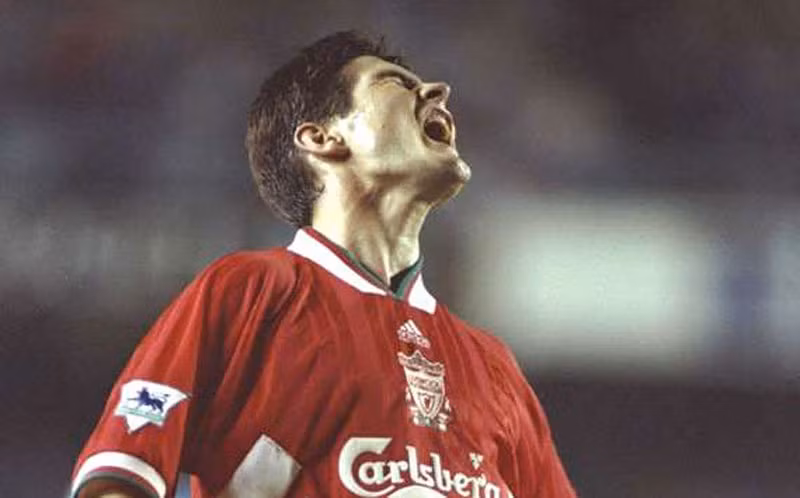Liverpool 3–3 Manchester United (4/1/1994) - Thần sầu Nigel Clough: tiền đạo này khi đó đã bắt đầu ở triền dốc của sự nghiệp, nhưng con trai của HLV huyền thoại Brian Clough đã trở thành một người hùng không thể bị quên lãng ở Anfield. Steve Bruce, Ryan Giggs và Denis Irwin đưa MU dẫn trước trong hiệp 1, nhưng cú đúp của Clough đã giúp Liverpool trở lại và cầm hòa 3-3 sau cú đánh đầu ấn định tỷ số của Neil Ruddock, kết thúc một trong những trận derby Đỏ hay nhất của kỷ nguyên Premier League. Liverpool 3–3 Manchester United (4/1/1994) - Thần sầu Nigel Clough: tiền đạo này khi đó đã bắt đầu ở triền dốc của sự nghiệp, nhưng con trai của HLV huyền thoại Brian Clough đã trở thành một người hùng không thể bị quên lãng ở Anfield. Steve Bruce, Ryan Giggs và Denis Irwin đưa MU dẫn trước trong hiệp 1, nhưng cú đúp của Clough đã giúp Liverpool trở lại và cầm hòa 3-3 sau cú đánh đầu ấn định tỷ số của Neil Ruddock, kết thúc một trong những trận derby Đỏ hay nhất của kỷ nguyên Premier League.