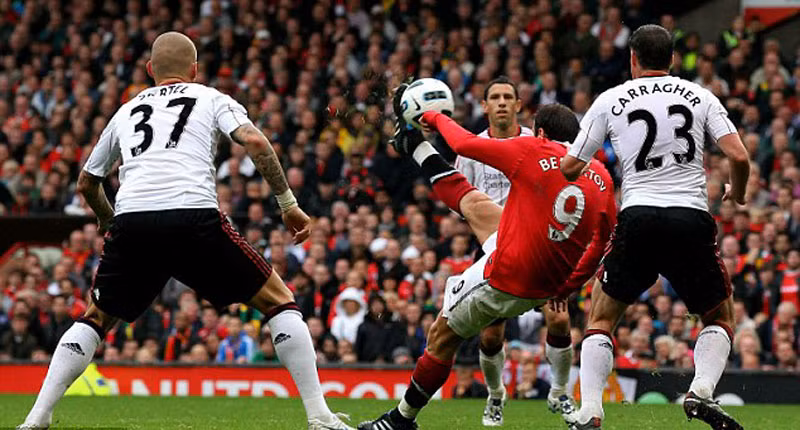 Manchester United 3-2 Liverpool (19/9/2010) - “Berbatop”: Một cú đúp của Berbatov đưa Man Utd dẫn trước, trong đó cú ngả bàn đèn ở bàn thắng thứ hai là một trong những pha dứt điểm đẹp nhất mùa bóng. Steven Gerrard tận dụng những sai lầm của hàng thủ chủ nhà để san bằng tỷ số, nhưng một cú đánh đầu ở cuối trận của Berbatov giúp anh hoàn tất cú hat-trick và ấn định thắng lợi 3-2. Manchester United 3-2 Liverpool (19/9/2010) - “Berbatop”: Một cú đúp của Berbatov đưa Man Utd dẫn trước, trong đó cú ngả bàn đèn ở bàn thắng thứ hai là một trong những pha dứt điểm đẹp nhất mùa bóng. Steven Gerrard tận dụng những sai lầm của hàng thủ chủ nhà để san bằng tỷ số, nhưng một cú đánh đầu ở cuối trận của Berbatov giúp anh hoàn tất cú hat-trick và ấn định thắng lợi 3-2.