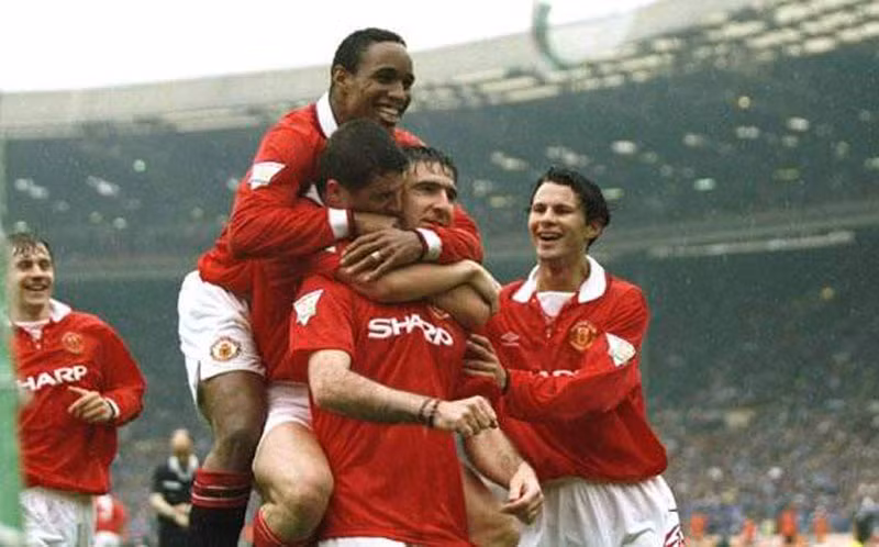 Manchester United 2-2 Liverpool (1/10/1995) và Manchester United 1-0 Liverpool (11/5/1996) - “Nhà vua” tái sinh: Eric Cantona kết thúc án treo giò 8 tháng sau cú kung-fu vào một CĐV Crystal Palace, và anh trở lại ngay trong trận đấu với Liverpool. Nicky Butt giúp Quỷ Đỏ dẫn trước, nhưng Robbie Fowler lập một cú đúp để lật ngược thế trận. Tuy vậy phút 71 MU được hưởng một quả phạt đền, và Cantona đánh dấu sự trở lại khi ấn định tỷ số hòa 2-2. Cuối mùa giải đó, hai đội lại gặp nhau trong trận chung kết FA Cup, và Cantona một lần nữa làm người hùng với cú vô-lê đánh bại David James. Manchester United 2-2 Liverpool (1/10/1995) và Manchester United 1-0 Liverpool (11/5/1996) - “Nhà vua” tái sinh: Eric Cantona kết thúc án treo giò 8 tháng sau cú kung-fu vào một CĐV Crystal Palace, và anh trở lại ngay trong trận đấu với Liverpool. Nicky Butt giúp Quỷ Đỏ dẫn trước, nhưng Robbie Fowler lập một cú đúp để lật ngược thế trận. Tuy vậy phút 71 MU được hưởng một quả phạt đền, và Cantona đánh dấu sự trở lại khi ấn định tỷ số hòa 2-2. Cuối mùa giải đó, hai đội lại gặp nhau trong trận chung kết FA Cup, và Cantona một lần nữa làm người hùng với cú vô-lê đánh bại David James.