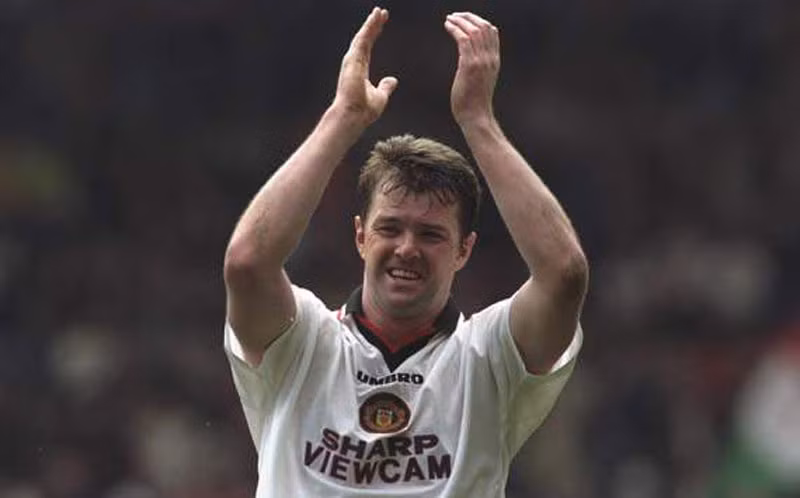 Liverpool 1-3 Manchester United (6/12/1997) - Trận đấu của 4 cú đánh đầu: Mới chỉ tháng 12 nhưng đó đã được xem như là trận đấu then chốt của Premier League mùa 97/98. Gary Pallister bật cao nhất để đưa MU dẫn bàn trước khi John Barnes gỡ hòa trong một phút bất cẩn của Peter Schmeichel. Pallister lại đánh đầu để giúp đội chủ nhà có lợi thế trước giờ giải lao, và Andy Cole ấn định tỷ số với một cú đánh đầu khác sau sai lầm của David James. Liverpool 1-3 Manchester United (6/12/1997) - Trận đấu của 4 cú đánh đầu: Mới chỉ tháng 12 nhưng đó đã được xem như là trận đấu then chốt của Premier League mùa 97/98. Gary Pallister bật cao nhất để đưa MU dẫn bàn trước khi John Barnes gỡ hòa trong một phút bất cẩn của Peter Schmeichel. Pallister lại đánh đầu để giúp đội chủ nhà có lợi thế trước giờ giải lao, và Andy Cole ấn định tỷ số với một cú đánh đầu khác sau sai lầm của David James.