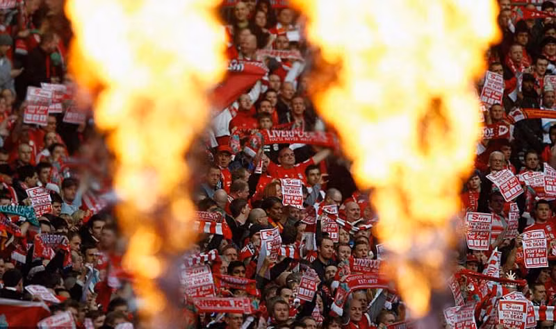 Fan Liverpool đốt biểu ngữ để phản đối tờ The Sun